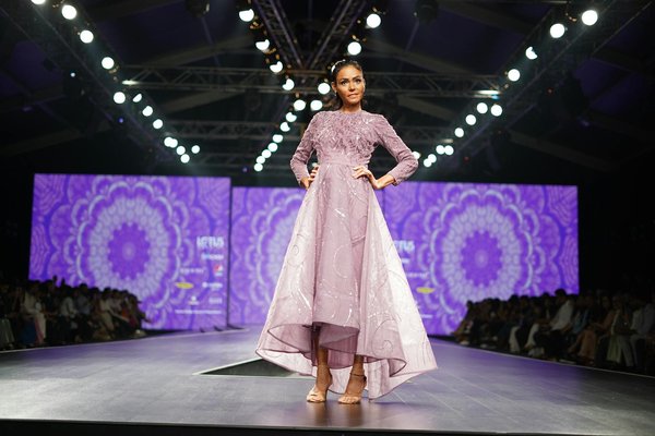 Ultimate guide to maintaining a shine-free complexion for oily skin: expert tips revealed!